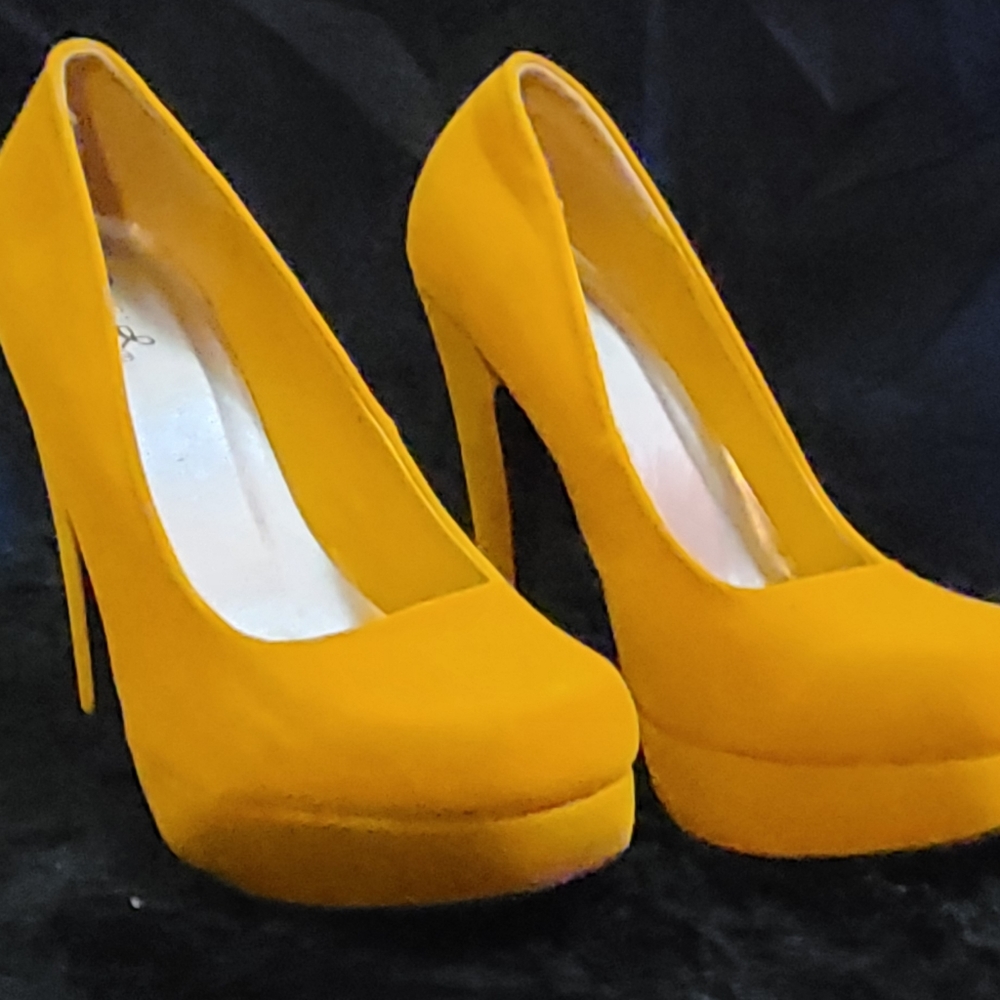 Qupid mustard velvet heels purchased from Pinup Girl Boutique. Brand new.